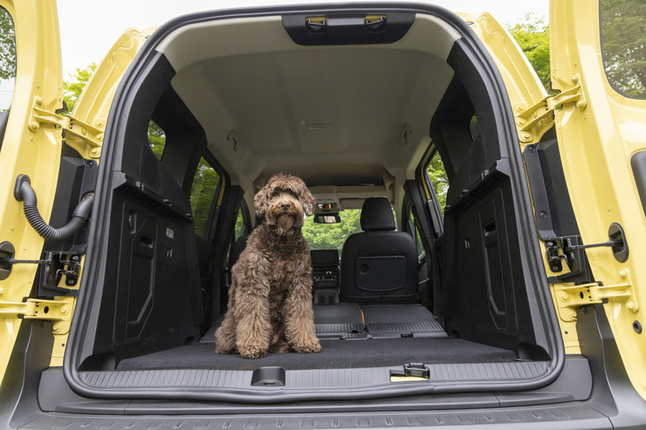 荷室容量は775～2800リッター。雨の日や日差しの強い日には愛犬の遊び場としても活躍してくれるに違いない。床に敷く水洗い可能なハードマットもオプション設定されている。