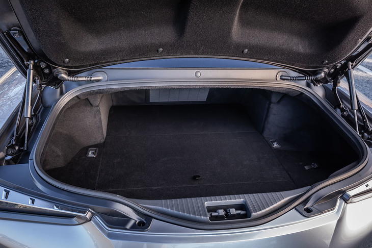 「LC500」の荷室容量は197リッター。運転席のスイッチやリモコンキーのほか、右リアコンビネーションランプベゼルに組み込まれた小さなボタンによって、ロックを解除することができる。