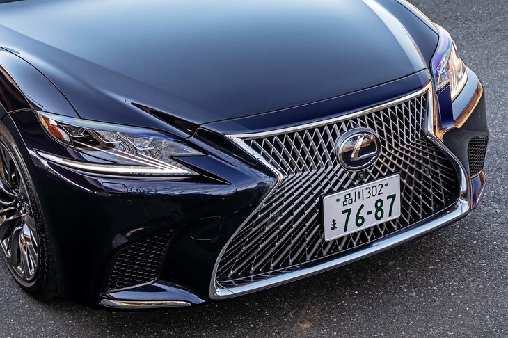 ボンネット上部から、フロントバンパー下にまで及ぶ「スピンドルグリル」を採用するフロントフェイス。ヘッドライトは3眼式のLEDで、ターンシグナルライトは、内側から外側へ0.08秒間隔で流れるように点灯する。