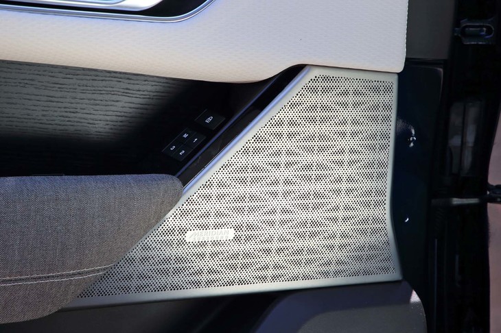 最新の「レンジローバー ヴェラール」は「アクティブ・ロードノイズ・キャンセレーション」を搭載。各ホイールに設置された加速度計がロードノイズを検知すると、スピーカーからその逆位相の音を発生させ、ロードノイズを相殺する。