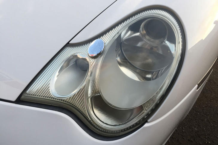 S氏の愛車のヘッドライトは、黄ばみが落とされ、貧乏臭く見えることはなかった。