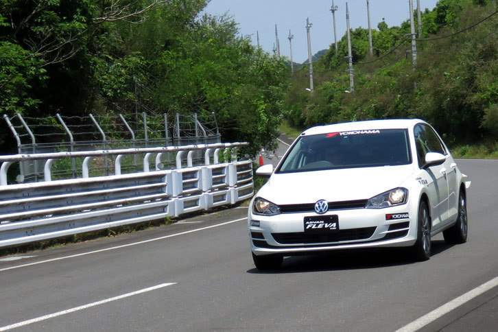 まずはテストコースの外周路で、「アドバン フレバV701」を「Sドライブ」と比較試乗。試乗車には「フォルクスワーゲン・ゴルフ」が用いられた。