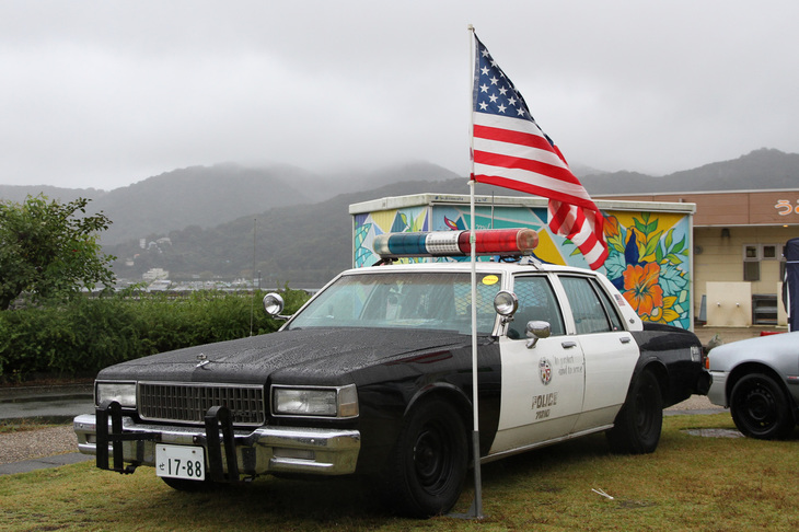 白黒パンダカラーの1987年「シボレー・カプリース」。一部を除いて特殊装備もそのままで払い下げられた本物のアメリカンポリスカーである。