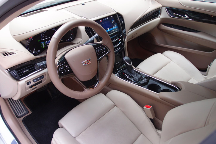 ベージュのインテリアに、ブラックやブロンズの装飾が映えます。