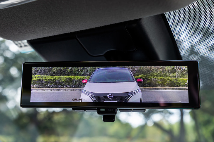 車両後方をカメラで映し出す「インテリジェントルームミラー」は、セットオプションに含まれるアイテム。後席の乗員や荷室の積載物に影響されることなく、後方視界が確保できる。