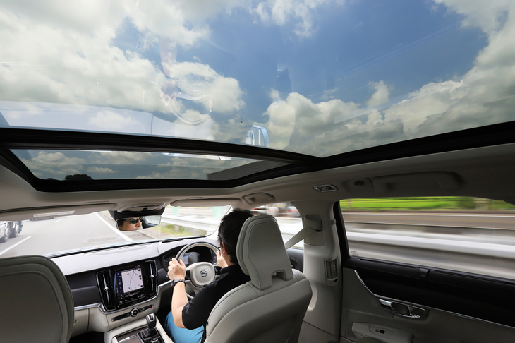 開放感あふれる室内を実現する「チルトアップ機構付き電動パノラマ・ガラス・サンルーフ」。20万6000円のオプションとして用意される。