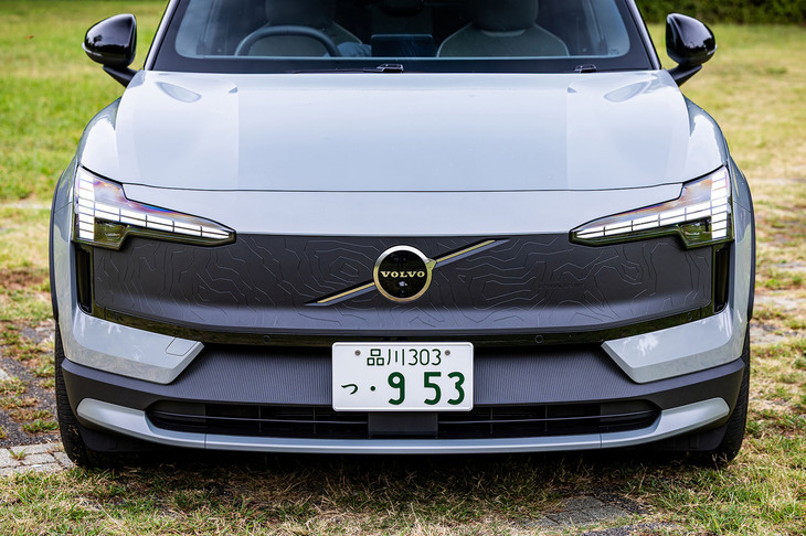 車両前部とテールゲートにマットブラック仕上げを採用。フロントマスクにはスウェーデンの北極圏にあるケブネカイセ山脈の地形図をモチーフとしたアートワークが施されている。