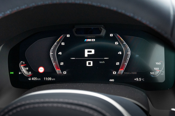 メーターパネルは12.3インチのフル液晶で、ドライブモードで「TRACK」を選択すると、ターボのブースト圧やタイヤ空気圧、前後左右の加速度などを表示。ヘッドアップディスプレイも、シフトインジケーターやエンジン回転計などからなるMモデル専用の表示に切り替わる。