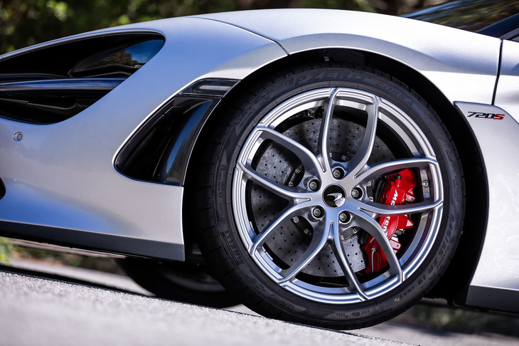 試乗車には前245/35ZR19、後ろ305/30ZR20サイズの「ピレリPゼロ コルサ」タイヤが装着されていた。カーボンセラミックディスクブレーキは標準装備のアイテム。