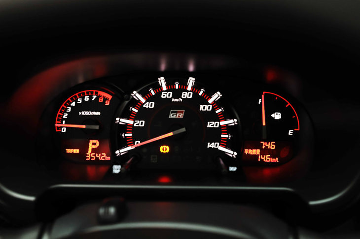 光沢のあるブラックのメーターリングと、赤基調の文字盤を組み合わせた専用デザインのメーターパネル。ここにも「GR」のロゴがあしらわれている。