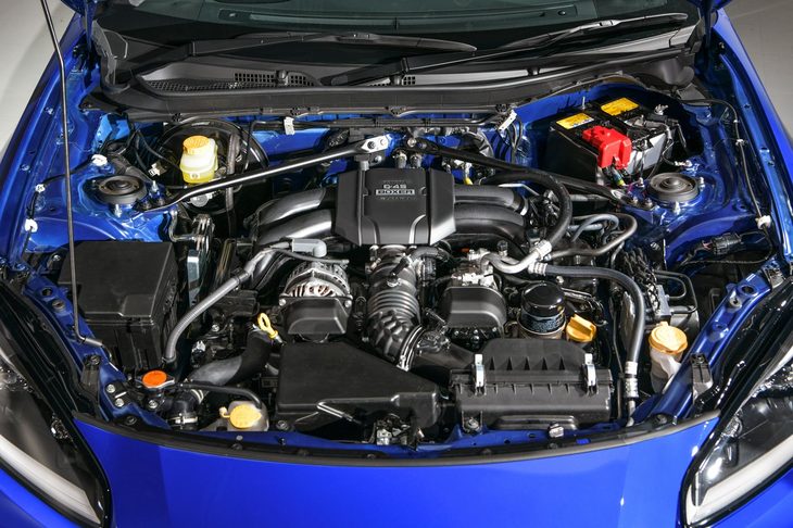 新型の2.4リッター水平対向4気筒エンジン「FA24」。ボア×ストローク＝94.0×86.0mmというショートストローク型で、従来型よりアップした最高出力、最大トルクに加え、より低い回転数で最大トルクを発生する特性も特徴となっている。