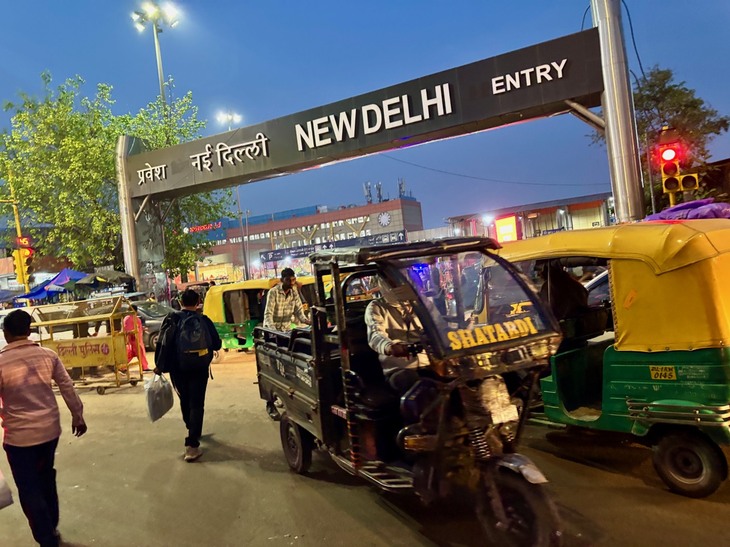 ニューデリー駅のエントランスもオートリキシャでごった返している。