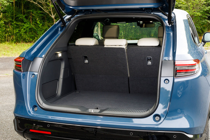 クーペ風のルーフ処理ながらラゲッジスペースには高さ55cm、幅37cmのスーツケースを4つ収納できる。