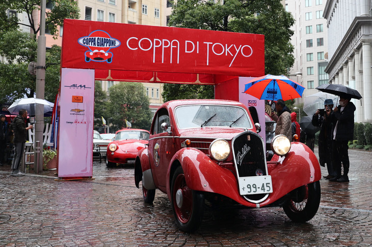 スタートは20秒間隔で、カーナンバー2は1935年「フィアット508Sベルリネッタ ミッレミリア」。今回、戦前車の参加は2台のみだった（エントリーリストにはもう1台あったが車両変更）。