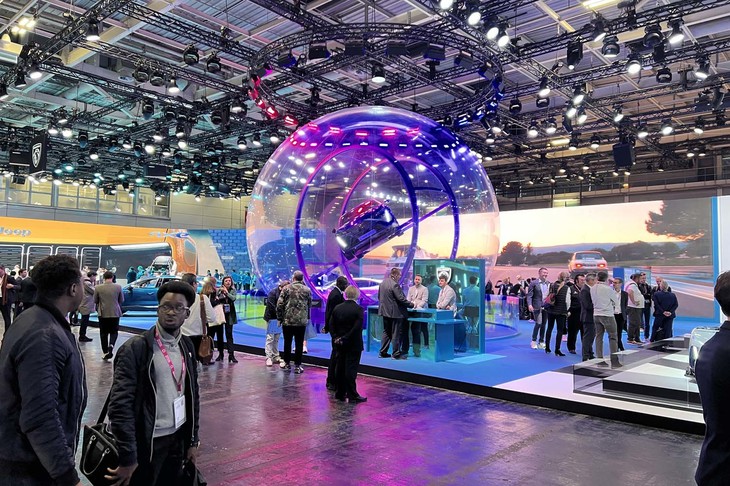 プジョーの展示エリアの様子。受け付けの後ろにある巨大なバルーンに注目。