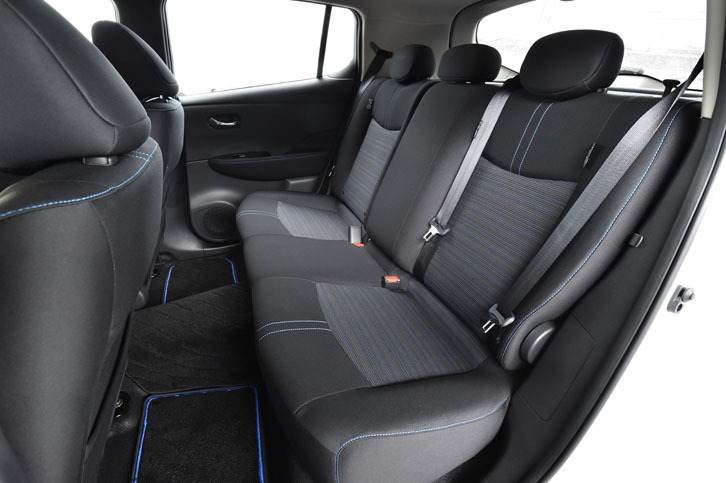 後席の様子。駆動用バッテリーの容量が拡大された新型「リーフ」だが、サイズは先代から変わらず。ゆとりの居住空間が確保されている。