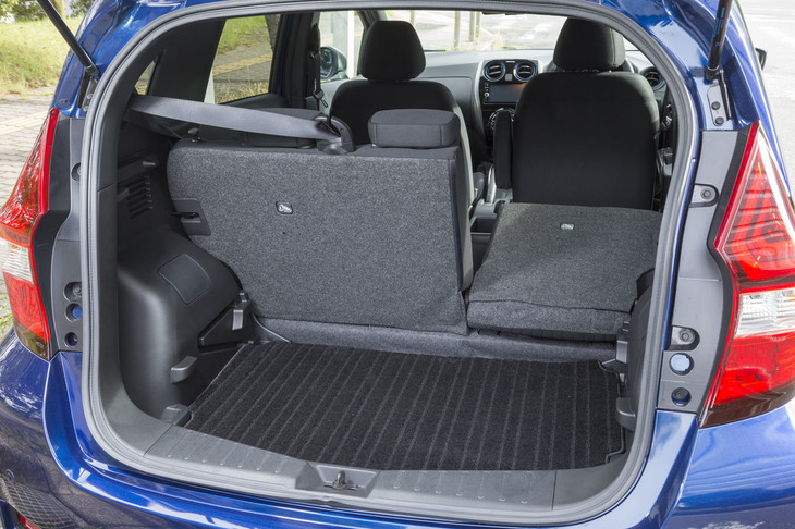 荷室の様子。60：40分割可倒式のシートを前方に倒すことで、容量を拡大できる。