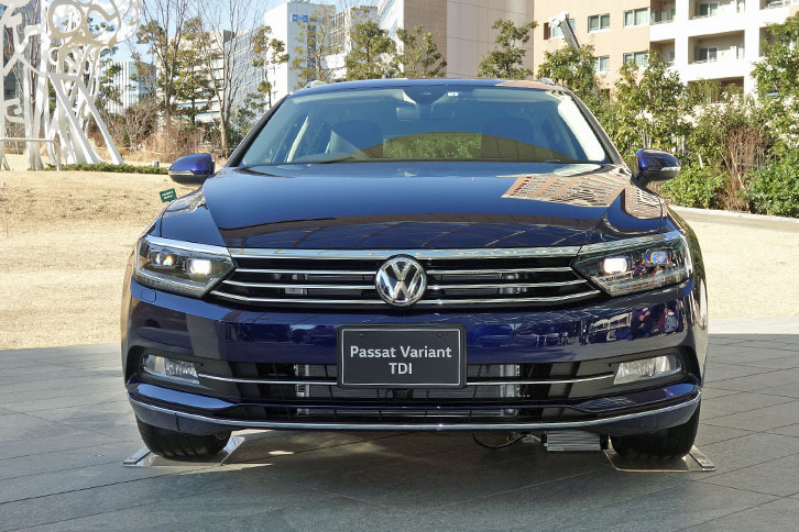 水平基調のフロントデザインが印象的な、「パサートヴァリアントTDI」。同車のエクステリアにディーゼル車であることを示す「TDI」のエンブレムが見られないのは、純粋にデザイン上の理由によるものという。
