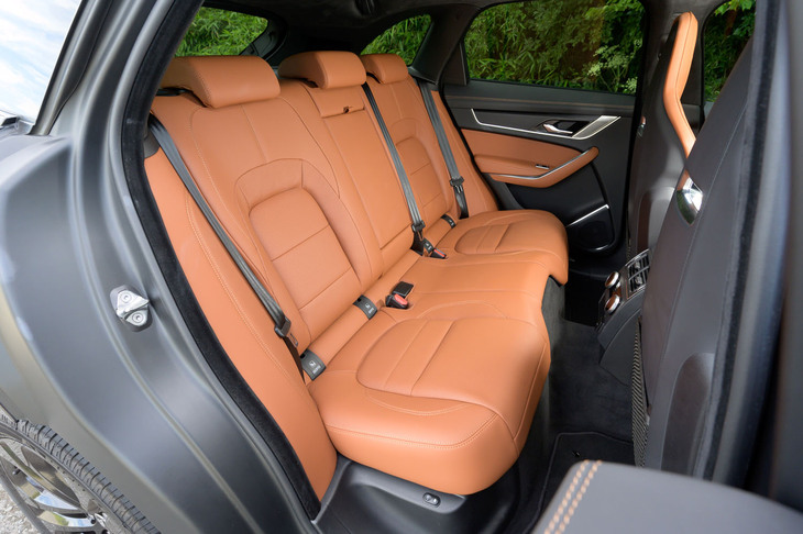 リアシートは電動リクライニング機能付き。エンジン縦置きのミドルサイズSUVながら足元は結構広い。