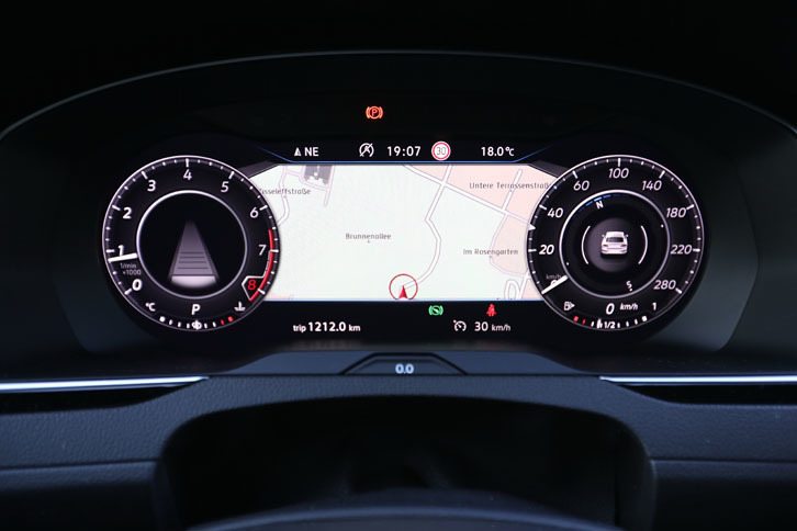 デジタルメータークラスター“Active Info Display”（写真）とヘッドアップディスプレイは、日本市場では上級グレードの「Rライン4MOTIONアドバンス」にのみ装着される。