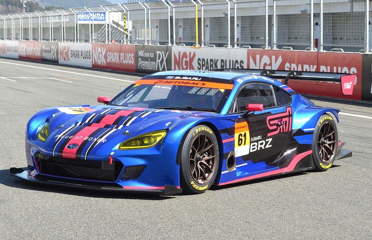 特徴的なボンネットのセンターストライプにより、ブルー系のマシンが増えたGT300クラスの中でも視覚的に識別しやすくなった新型「スバルBRZ GT300」。存在感をさらに強めることを狙ったという。レース本番ではスポンサーのロゴマークも貼られる。
