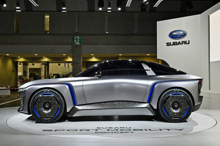 ドライバーを中心に、4輪を意のままに操るイメージを基本とし、低いドライバーズシートからでも広い視界と見切りのよさが確保されているという。