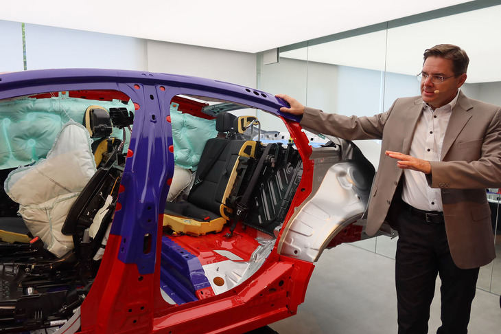 「新型CLAに関する技術説明会」で同車の安全性について解説するクリスティアン・グルーグラー氏。「CLA」は150の衝突テストと1万5000の衝突シミュレーションを経て開発されており、「いま最も安全なクルマだと信じています」と自信をのぞかせた。
