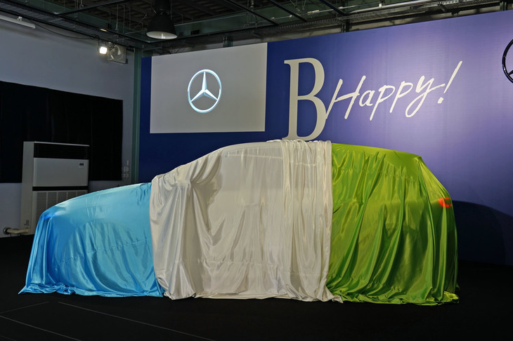 水色と白、緑の、3枚のベールで覆われた新型「Bクラス」。