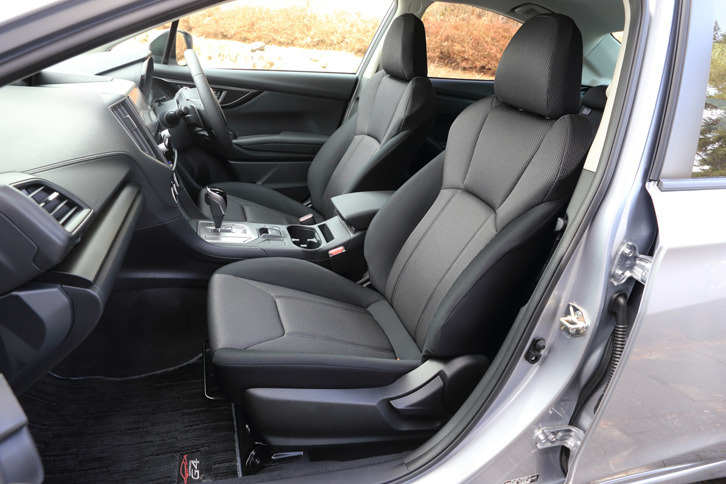 シート表皮はトリコットが標準。オプションで、電動調整機構とヒーター（前席のみ）を備えた、ブラックの本革シートも用意されている。