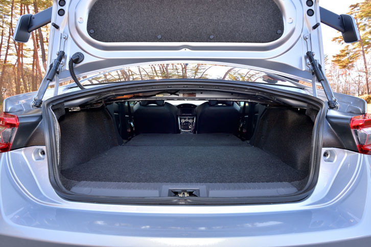 2ドアクーペらしからぬ、有用性の高いラゲッジルームも健在。後席の背もたれを前に倒すと、ご覧のとおり、フロアは真っ平らになる。