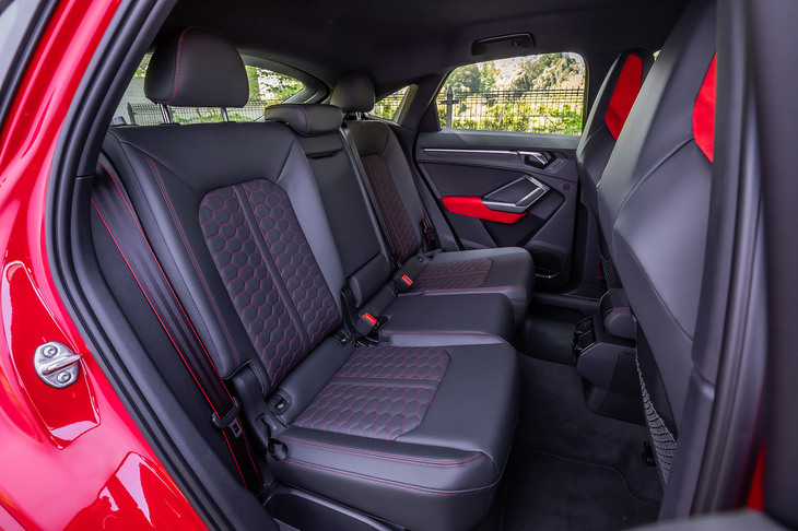 前席と同じくファインナッパレザー仕立てとなる後席。左右の座面と背もたれの中央部分には、「エクスプレスレッドステッチ」と呼ばれる六角形をモチーフとしたステッチが入っている。