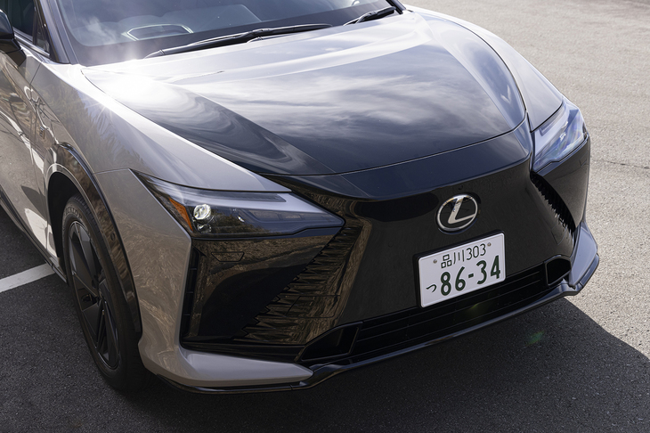 バンパー下部に“Fスポーツ”専用のモールとブレーキダクトを装備。この試乗車のボディーカラーはブラックと新色「ニュートリノグレー」のツートンで、ボンネットまでブラックに塗り分けられている。