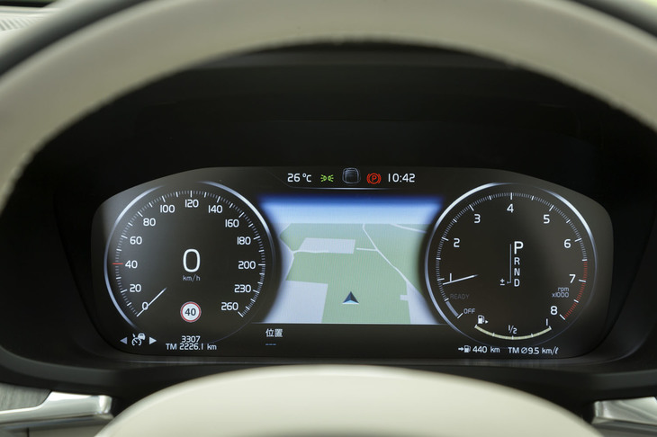 メーターパネルは12.3インチの液晶タイプ。写真のように、カーナビのマップを映し出すこともできる。