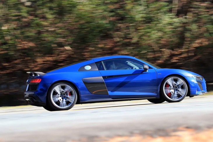 トランスミッションは7段のSトロニック（デュアルクラッチ式AT）。ローンチコントロール機能も備えている。