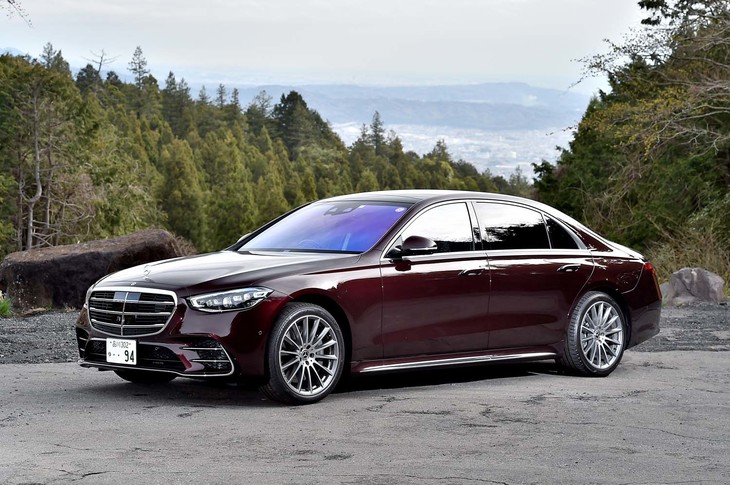 【メルセデス・ベンツS500 4MATICロングのスペック】
	ボディーサイズ：全長×全幅×全高＝5320×1930×1505mm／ホイールベース：3215mm／車重：2250kg／駆動方式：4WD／エンジン：3リッター直6 DOHC 24バルブ ターボ ／トランスミッション：9段AT／最高出力：435PS（320kW）/6100rpm／最大トルク：520N・m（53.0kgf・m）/1800-5800rpm／タイヤ：（前）255/40R20 101Y／（後）285/35R20 104Y（ブリヂストン・トランザT005 MO-S）／燃費：11.0km/リッター（WLTCモード）／価格：1724万円
	
	【取材時の燃費データ】
	テスト距離：270.6km（市街地1：高速道路7：山岳路2）／使用燃料：28.9リッター（ハイオクガソリン）／参考燃費：9.4km/リッター（満タン法）／9.7km/リッター（車載燃費計計測値）