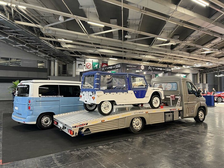 トラック型の「TYPE H」（写真中央）。荷台に積載されているのは「シトロエン・メアリ」。