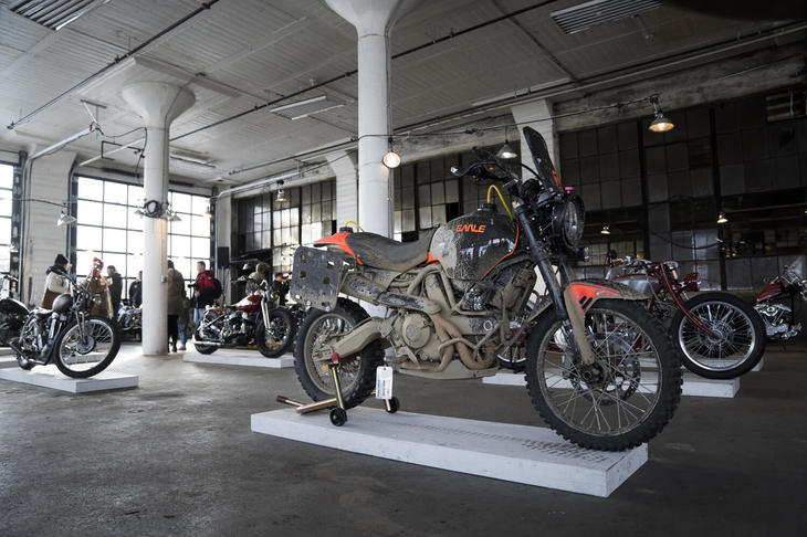 シンプルな展示台にカスタムバイクを展示するのが「The One Moto Show」のスタイル。台に載せられたバイクを囲み、各部をのぞき込みながら皆でバイク談義を繰り広げる光景が多く見られた。