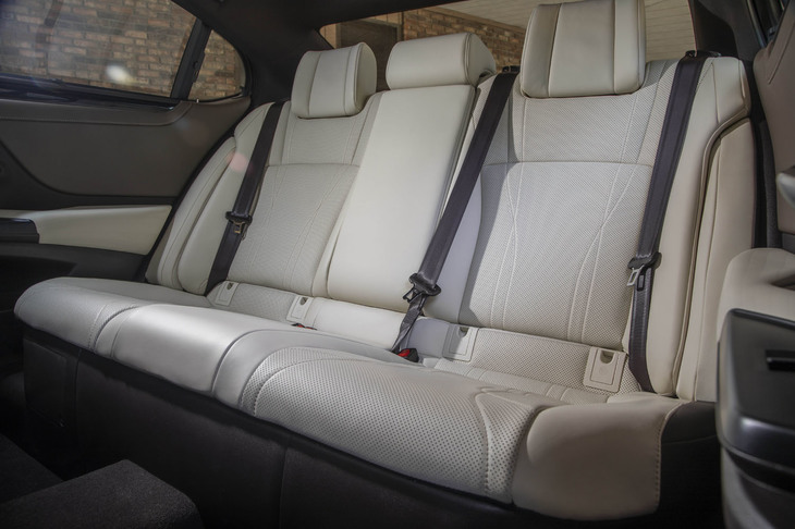 「ES300h」の後席レッグスペースは998.6mmを確保し、ゆったりとしたくつろぎ空間を作り出している。