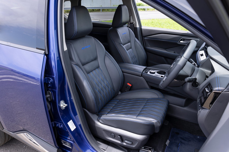 インテリアでは、黒のレザーシートやダーククロームの装飾パーツ、各部に施されたブルーのアクセントなどが特徴となっている。（写真：郡大二郎）