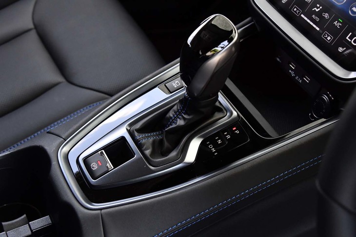 トランスミッションは新開発の「リニアトロニック」（CVT）のみ。100km/h巡行時のエンジン回転数が従来の1846rpmから1627rpmに下がるなど、燃費の向上に貢献する。