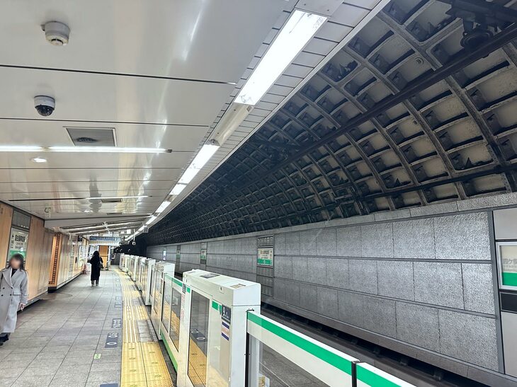 「地下鉄千代田線の国会議事堂駅は核シェルターになっている」という都市伝説は、このトンネル内壁の視覚的効果によるものが大きいと思う。
