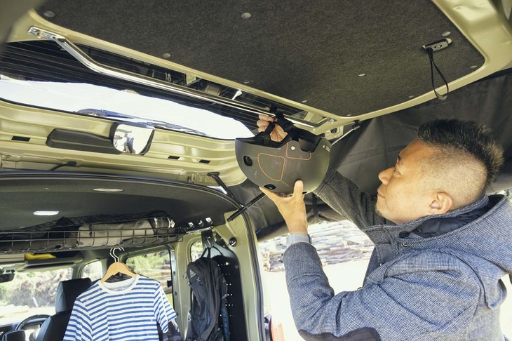 幅74cm、耐荷重4kgの「テールゲートバー」（9900円）は、バックドアをはね上げた際にタオルやハンガーなどを掛けるのに適している。