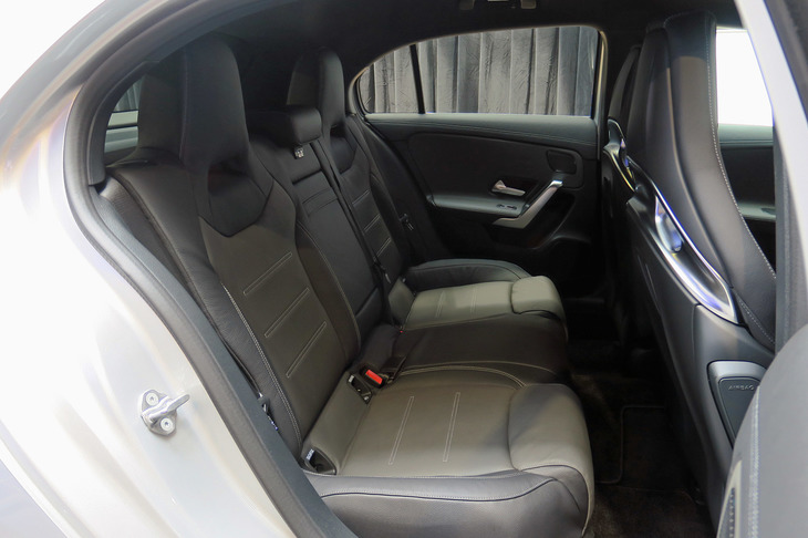 メルセデスAMG A35 4MATIC（リアシート）