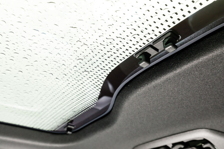 大面積が自慢のパノラマルーフではあるものの、サンシェードがロール式ではなく脱着式というのが残念なところ。