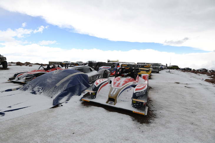 フィニッシュしたマシンは山頂で一時保管されるのだが、降雪の影響によりモンスターマシンたちも雪に覆われた。ちなみにこの時、スタート地点のボトムエリアは小雨程度。このように、標高4300mのパイクスピークは目まぐるしく天候が変化するため、世界屈指のチャレンジングなヒルクライムレースとなっている。