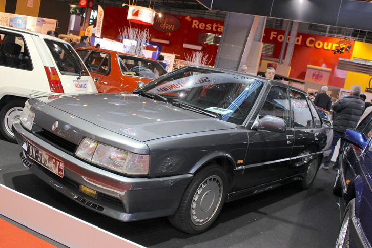 「ルノー21ターボ」（1989年）。ギャレット製T3ターボで過給される2リッター直4エンジンは、最高出力175ps/5200rpmを発生した。ジョルジェット・ジウジアーロによる穏やかなデザインのベルリーヌが227km/hの最高速度をたたき出すとは、まさに「羊の皮をかぶったオオカミ」。