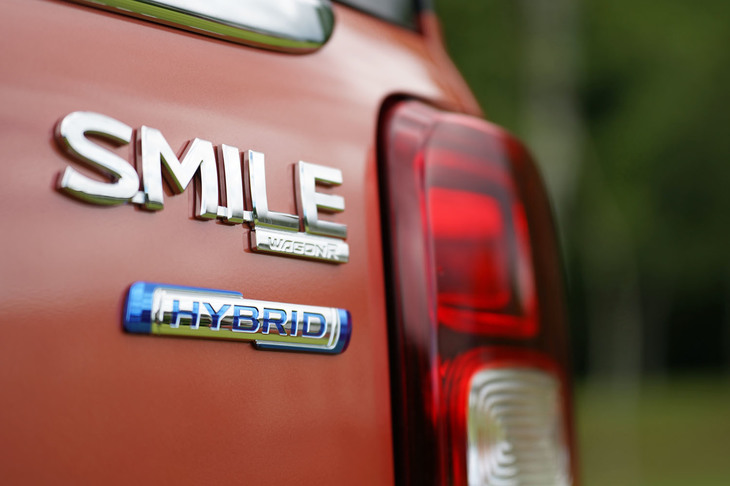 スズキ・ワゴンRスマイル ハイブリッドX（エンブレム）