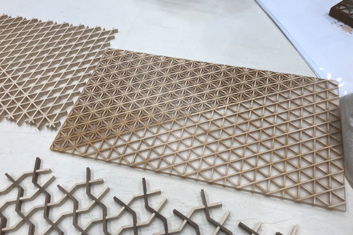 厚さ2mmほどの木の板を組み合わせて、正三角形のコマを作り、その中に葉と呼ばれる部品を入れて文様を作り出している。