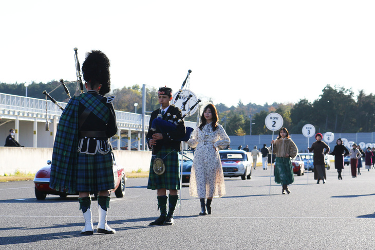 最後のレースとなる、スポーツカー16台が出走した「エバーグリーン・カップ」のスターティンググリッド。スタート前にコース上でバグパイプが演奏される。