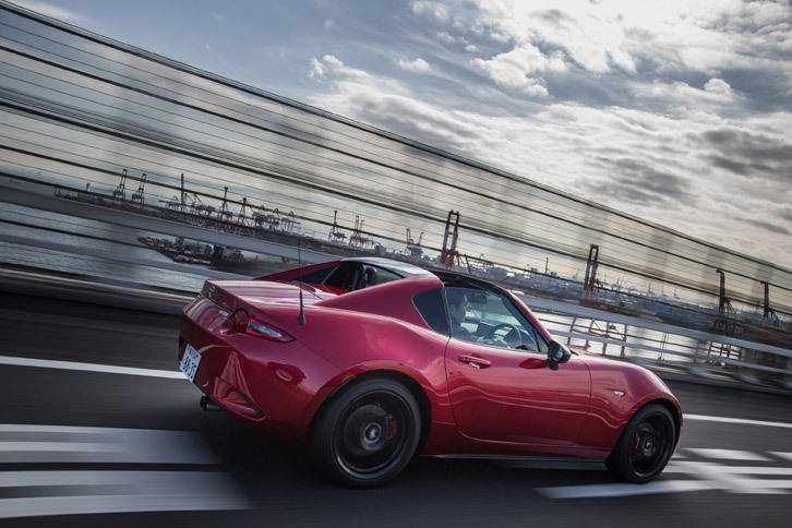 「RS」グレードには、エンジンの吸気脈動を利用してアクセル操作に連動したサウンドを発生する「インダクションサウンドエンハンサー」が標準装備されており、オープン時に適度な排気音を乗員に届けるバックウィンドウとも相まって、心地よい走行音を楽しむことができる。